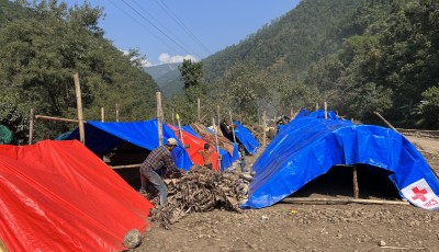 त्रिपालको सहारामा भूकम्पपीडित Image