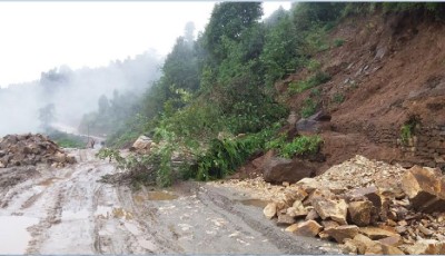 हेटौँडाबाट काठमाडौँ जोड्ने दुईवटा सडकखण्डमा यातायात अवरुद्ध