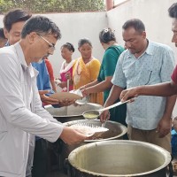 'घर-घरमा माओवादी जन-जनमा माओवादी' सिन्धुलीको हरिरपुरगढी गाउँपालीका झनझनेमा खाना खाँदै नेकपा (माओवादी केन्द्र) का नेता तथा कार्यकर्ता (तस्बिरहरु) Image