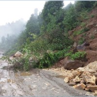 हेटौँडाबाट काठमाडौँ जोड्ने दुईवटा सडकखण्डमा यातायात अवरुद्ध Image